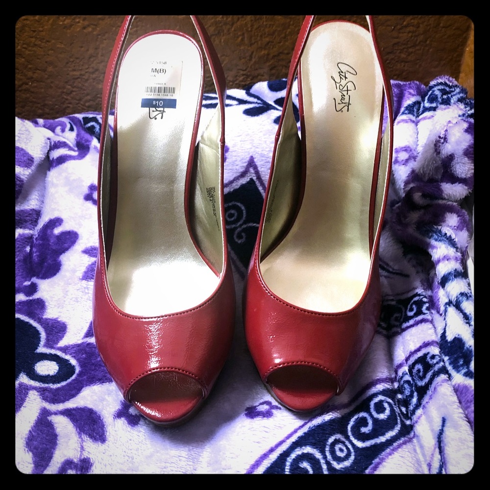 Size 9, Sara Red City Streets heels